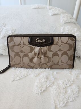 Coach Signature Zip Wallet in Khaki/Chalk